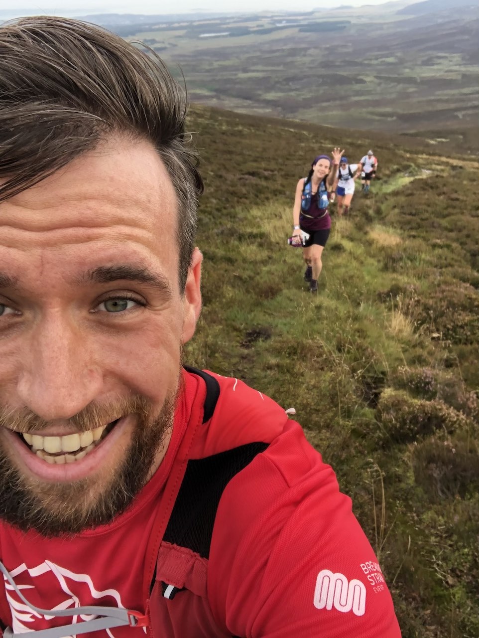 My selfie with group of runners in the background. Lesley vawing my way.